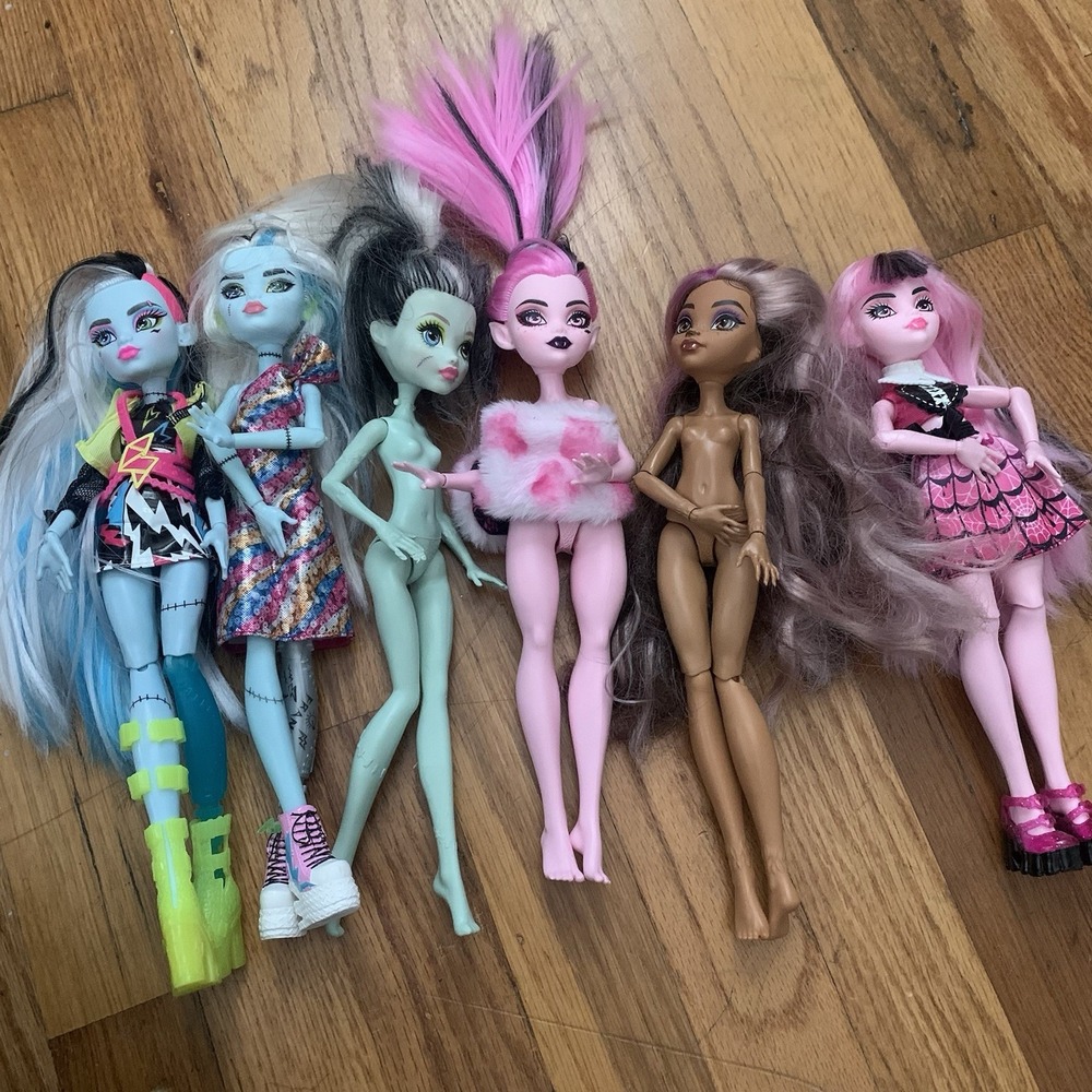 Monster High Lot of 6 Dolls and Clothes
